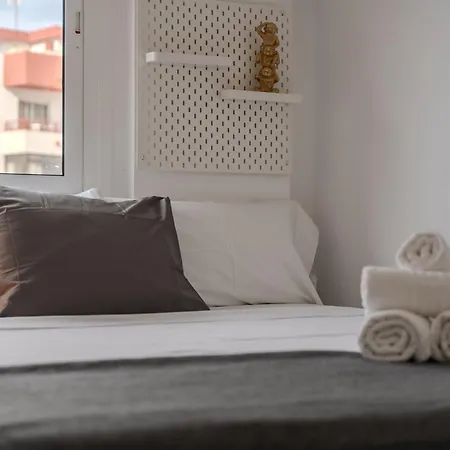 Moderno Con Piscina En *