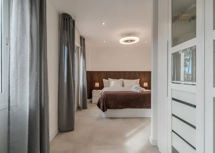 Moderno Con Piscina En Appartamento