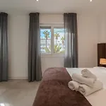 Moderno Con Piscina En *
