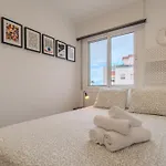 Moderno Con Piscina En *