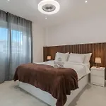 Moderno Con Piscina En *