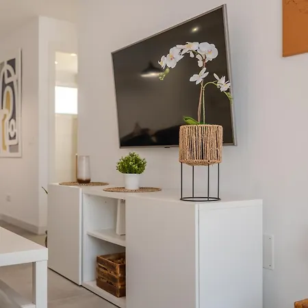 Apartment Moderno Con Piscina En *