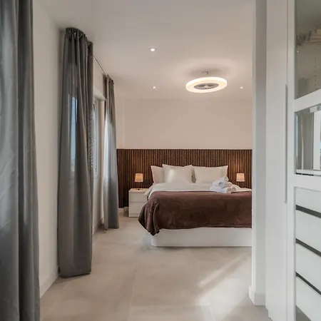 Moderno Con Piscina En Apartament