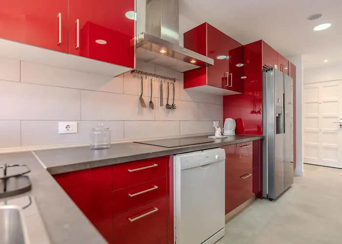 Moderno Con Piscina En * Адехе