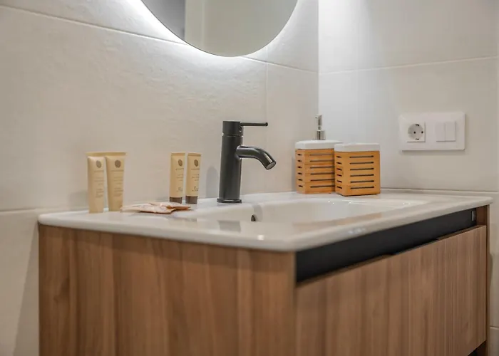 Moderno Con Piscina En