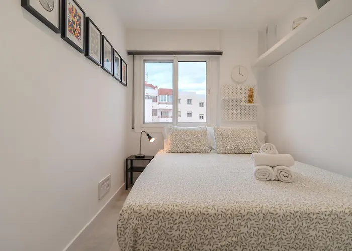 Moderno Con Piscina En